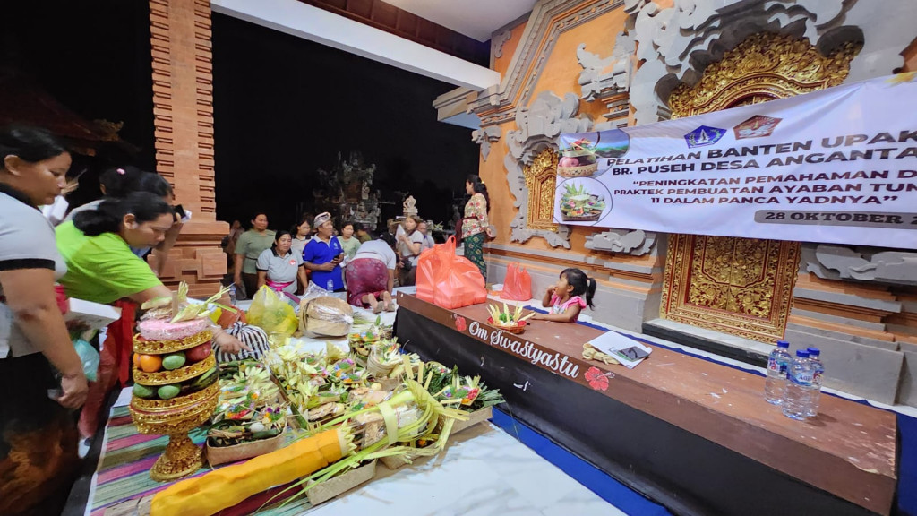 PELATIHAN BANTEN UPAKARA DASAWISMA BANJAR PUSEH DESA ANGANTAKA